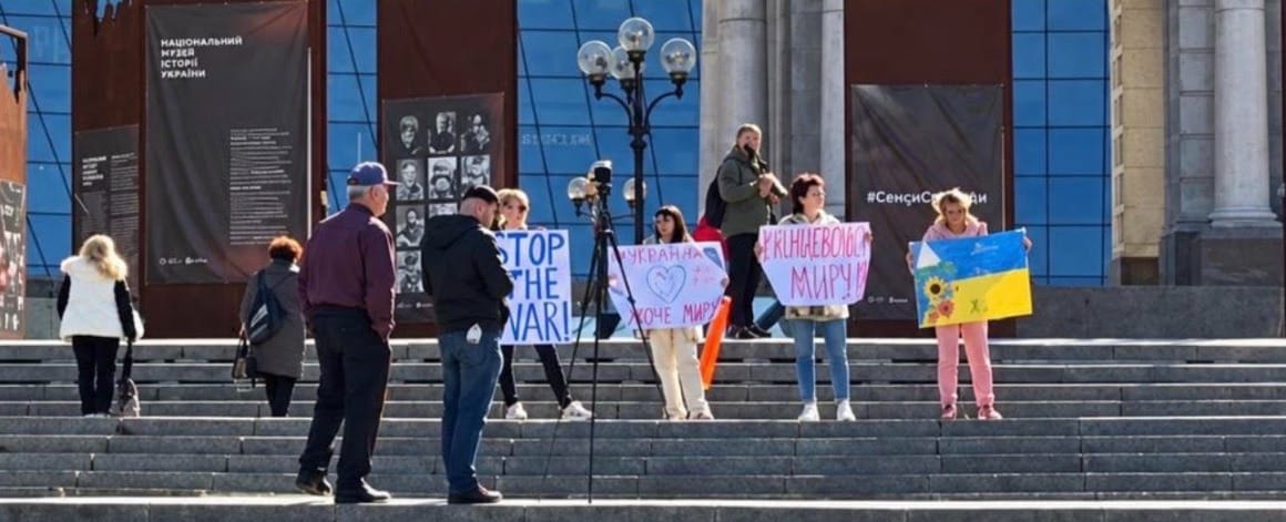 Real Ukrainians In Kiev Protesting Zelensky, “Professional Ukrainians” In Dublin Want Sanctions