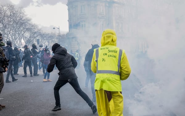 Image of a riot during the French yellow vest protests.